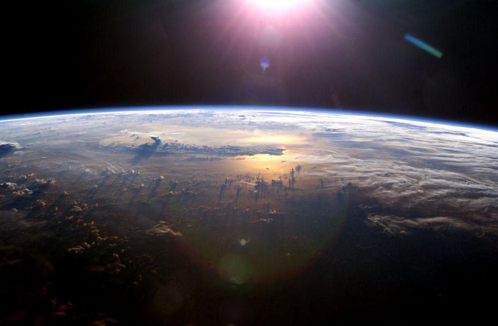 Considerando a Linha de Kárman, a "fronteira" entre o espaço e a atmosfera ficaria a 100 km de altitude (Imagem: Reprodução/NASA Marshall Spaceflight Center)