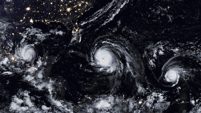 O registro de três furacões se formando próximos à costa dos EUA, em 2017 (Imagem: Reprodução/NASA)