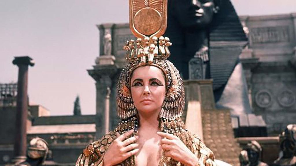 Cleópatra, filme de 1963, trazia Elizabeth Taylor como a monarca egípcia — na realidade, ela teria sido miscigenada, provavelmente parda (Imagem: Divulgação/20th Century Fox)