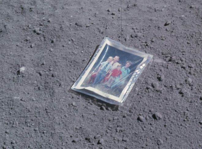 Foto da família de Charles Duke, deixada na Lua em 1972 (Foto: NASA)
