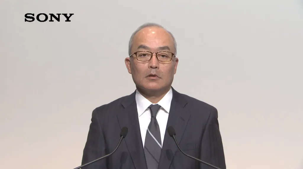 Hiroki Totoki, diretor financeiro (CFO) da Sony, durante conferência com investidores na terça-feira (10) (Foto: Reprodução/Sony)