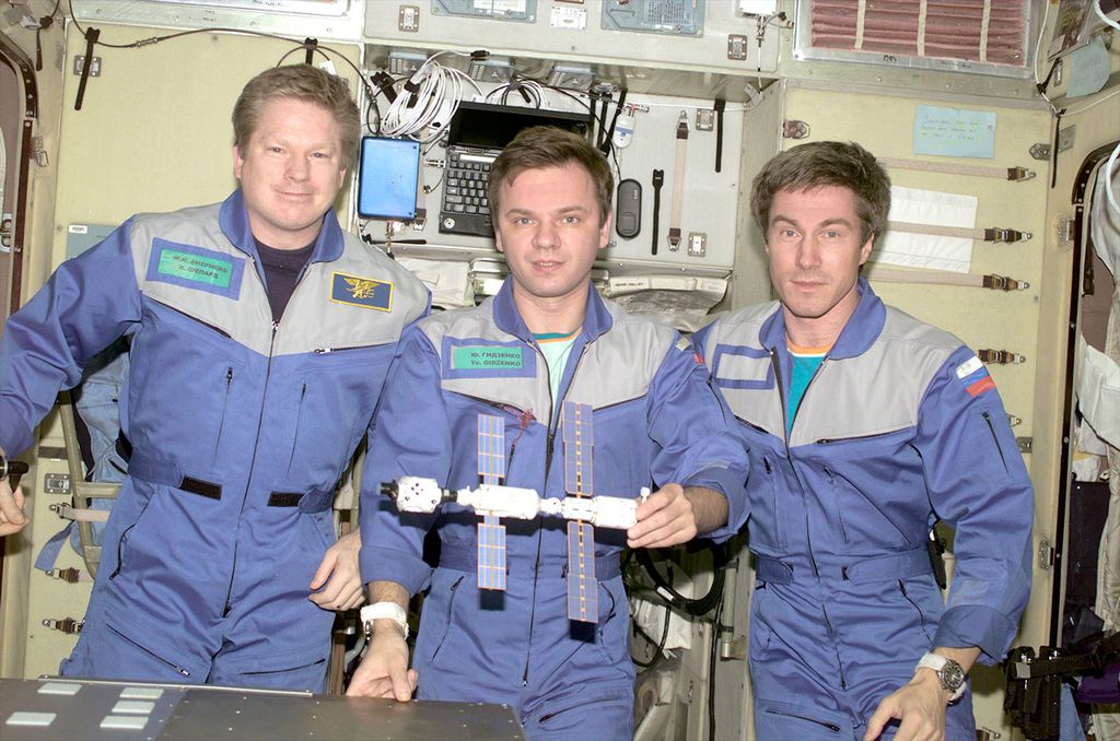  Bill Shepherd, Yuri Gidzenko e Sergei Krikalev (Imagem: Reprodução/NASA)