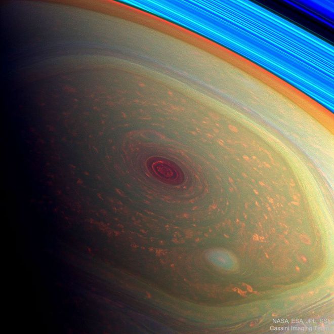 O hexágono formado por vórtices em Saturno é muito diferente do de Júpiter (Imagem: NASA/ESA/JPL/SSL
