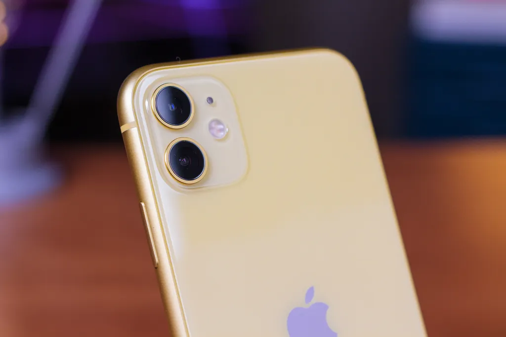 O módulo de câmera com duas lentes do iPhone 11 na cor amarela (Imagem: Ivo Meneghel Jr/Canaltech)