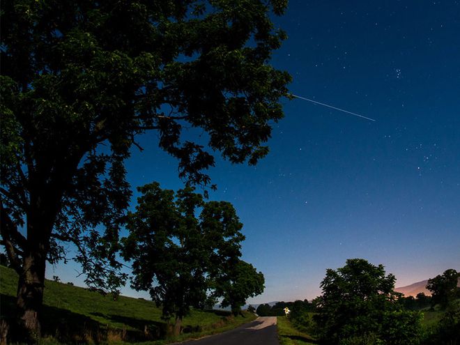 ISS registrada no céu, em longa exposição, pouco antes de o Sol nascer (Imagem: Reprodução/NASA/Bill Ingalls)