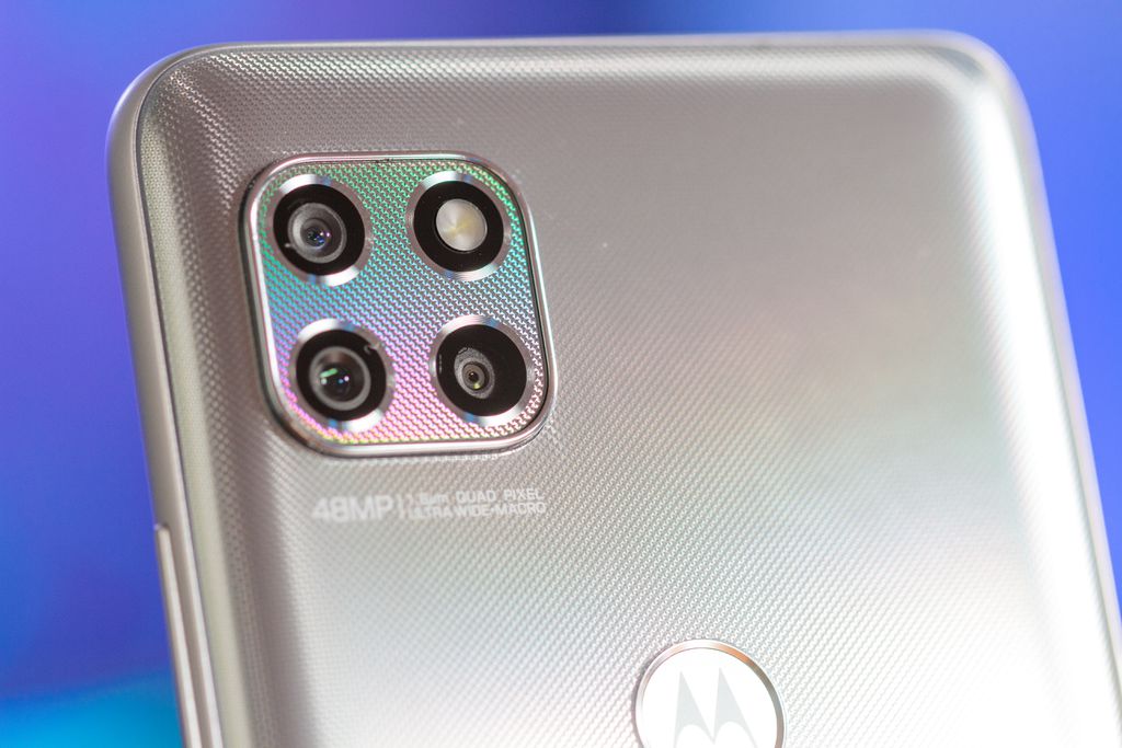 Câmeras do Moto G 5G ficam em duas filas, como no lado 4 de um dado (Imagem: Ivo/Canaltech)