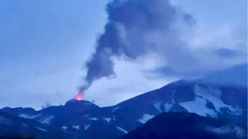Três vulcões entram em erupção ao mesmo tempo no Alasca