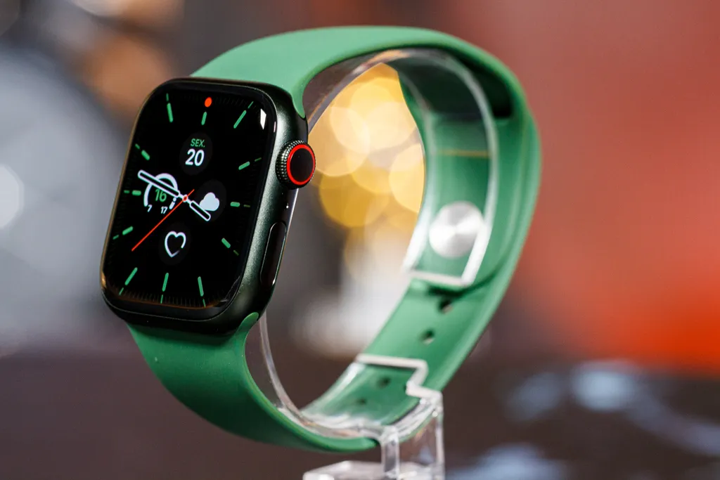 Visual do Apple Watch Series 7 é idêntico ao do Series 8 (Imagem: Ivo Meneghel Jr/Canaltech)