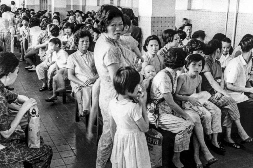 Pacientes esperam para ser atendidos em uma clínica de Hong Kong, durante a eclosão da epidemia, em julho de 1968 (Foto: SCMP)
