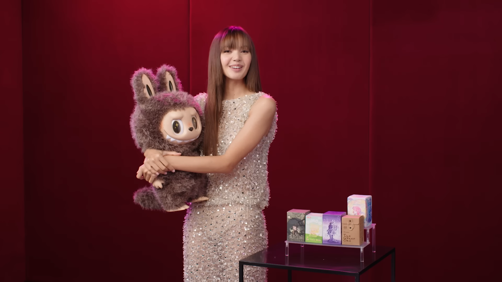 A cantora Lisa, do grupo de k-pop Blackpink, foi a primeira celebridade a adotar a Labubu e divulgar incidentalmente a marca, levando à febre lucrativa para a Pop Mart (Imagem: Vanity Fair/Youtube/Divulgação)