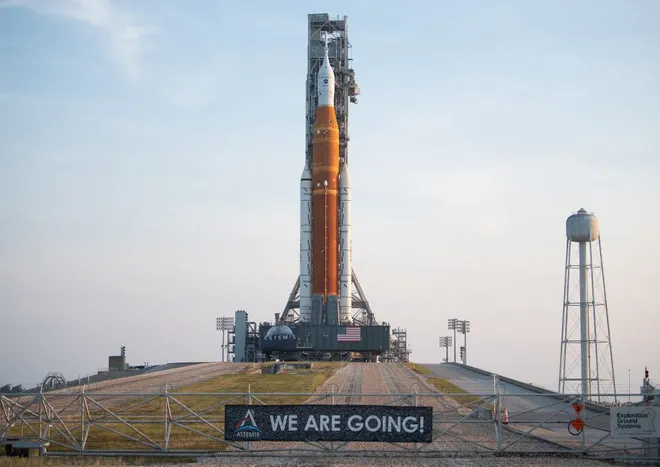 Foguete SLS na plataforma de lançamento. Tecnologia reaproveitada dos ônibus espaciais. (Imagem: Reprodução / NASA)