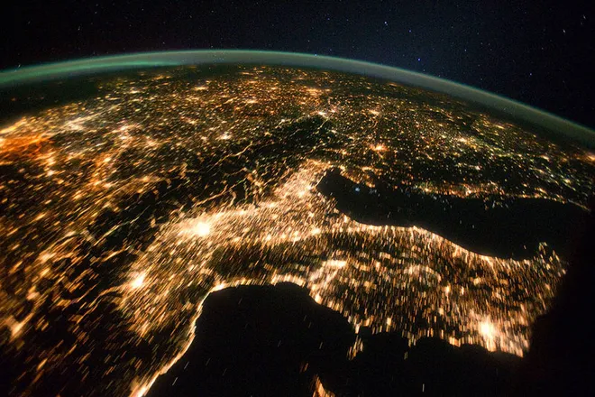 Imagem noturna da Europa capturada a partir da Estação Espacial Internacional. O OCO-3 está montado na estação para medir as emissões de gás carbônico na Terra (Imagem: Reprodução/NASA)