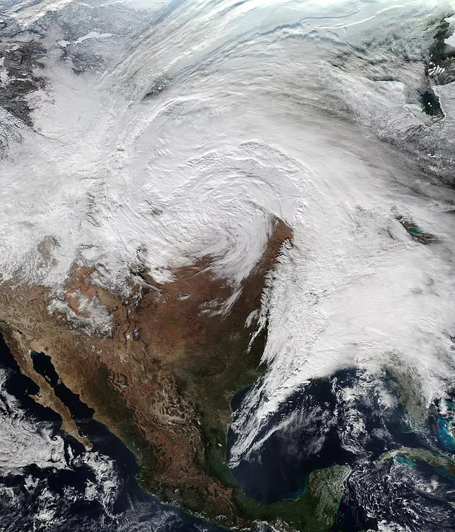 Imagem de satélite mostra a formação do ciclone bomba que causou a nevasca que atinge os EUA (Imagem: NOAA/Wikimedia Commons)