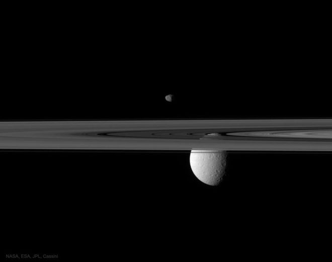Lua Reia e anéis de Saturno (Imagem: Reprodução/NASA, ESA, JPL, Cassini Imaging Team)