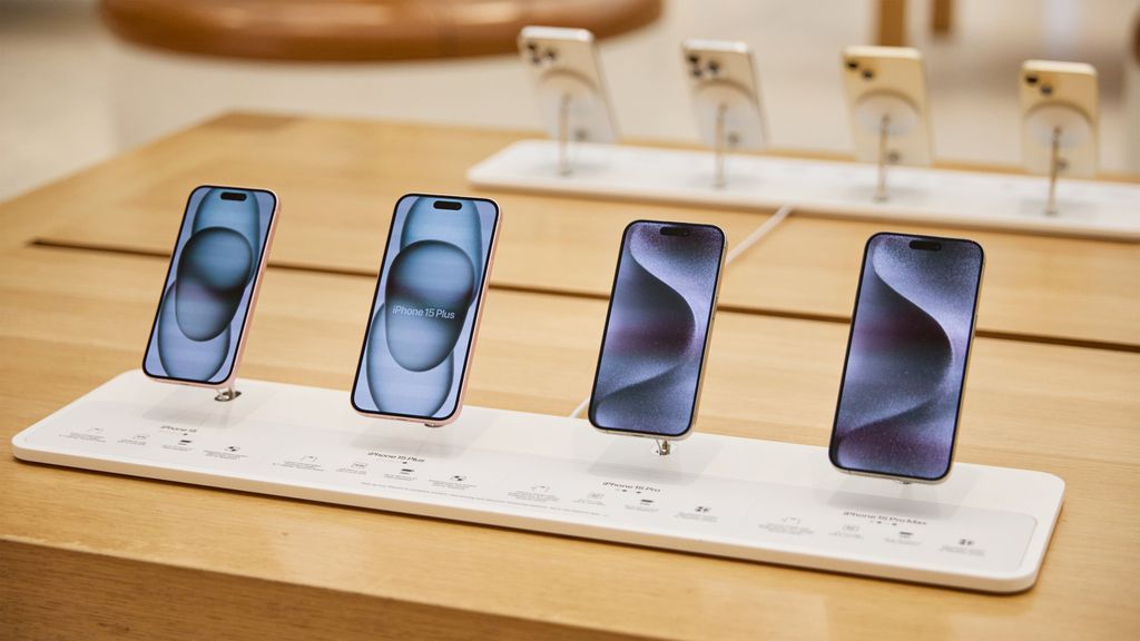 O novo sistema da Apple seria capaz de ligar e atualizar os iPhones ainda lacrados, e chegaria às lojas da companhia até o final de 2023 (Imagem: Divulgação/Apple)
