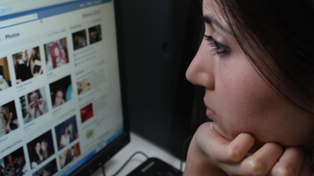 Uso excessivo do Facebook pode causar problemas de saúde física e mental