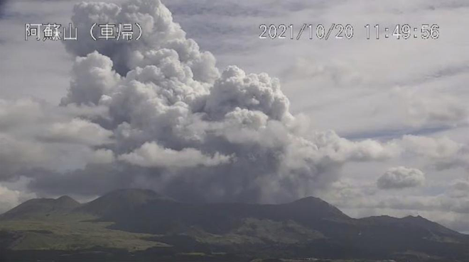 Fumaça expelida da cratera Nadake após a erupção (Imagem: Reprodução/Japan Meteorological Agency via AP)