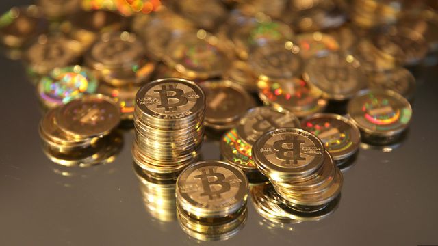 Bitcoins batem pico de US$ 900 e caem para US$ 650 em 30 minutos
