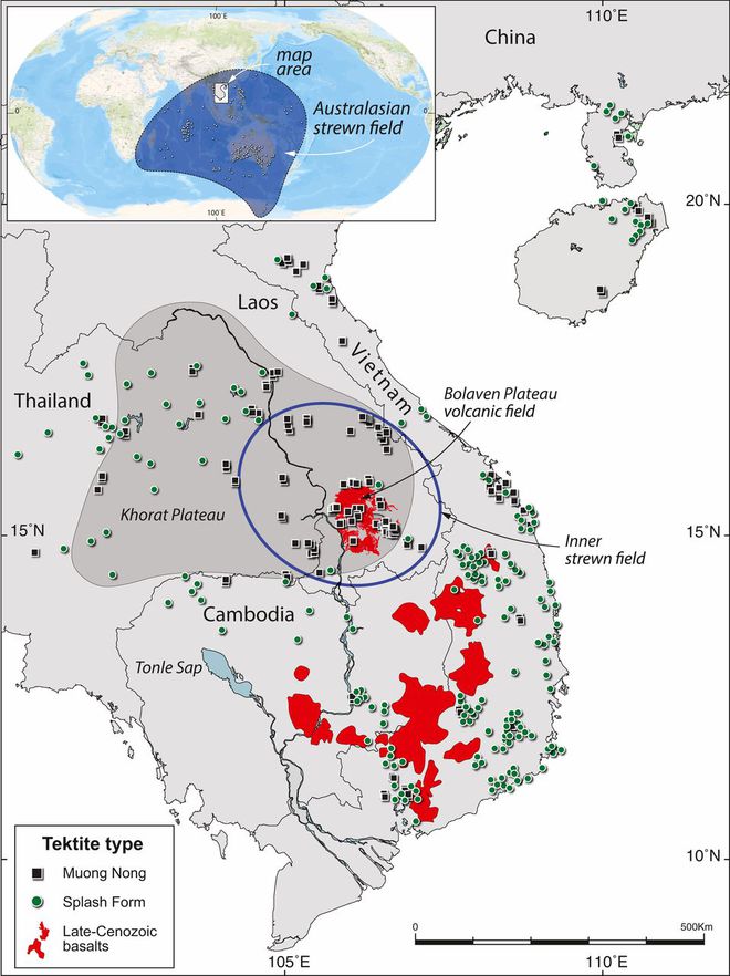 Região do planalto Bolaven, no sul do Laos, atende aos requisitos para abrigar abaixo da lava vulcânica resfriada a cratera resultante do impacto ocorrido há quase 800 mil anos. O círculo azul marca onde os tectitos foram encontrados (Imagem: KerrySieh/PNAS 2019)