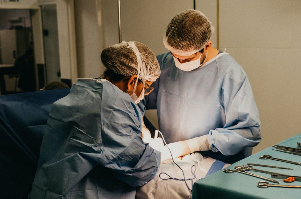 O paciente fica desacordado durante a cirurgia graças à ação da anestesia geral nos neurônios excitatórios (Imagem: Jonathan Borba/Unsplash)