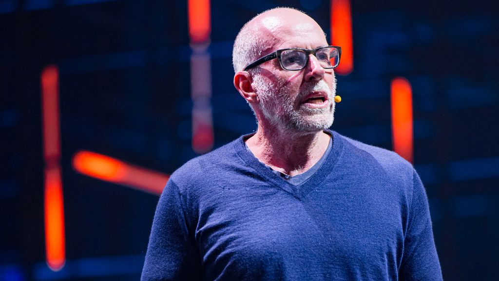 Perfil de Scott Galloway em palestra