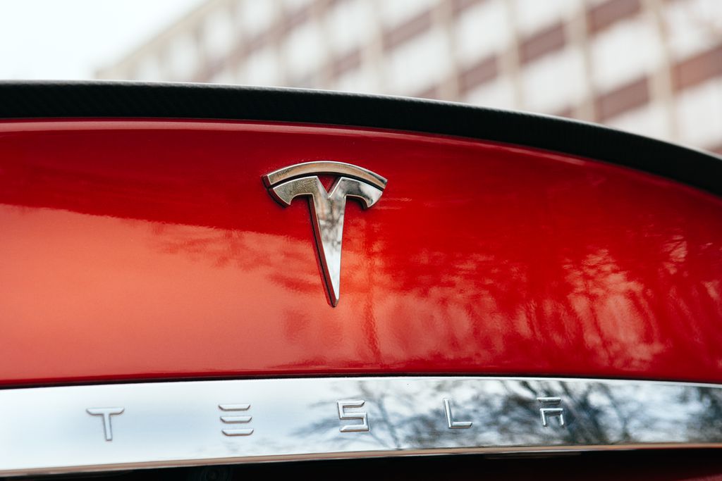 Ações da Tesla subiram aproximados 11% após tweet polêmico de Musk falando em fechar o capital da empresa, que emitiu comunicado dias depois, afirmando que continuará pública