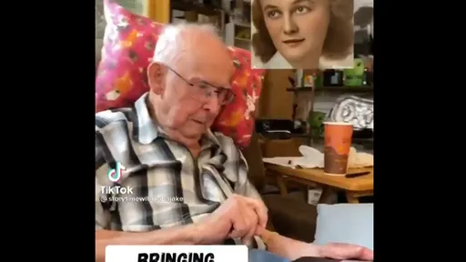Para se emocionar: idoso chora ao ver foto animada da esposa já falecida