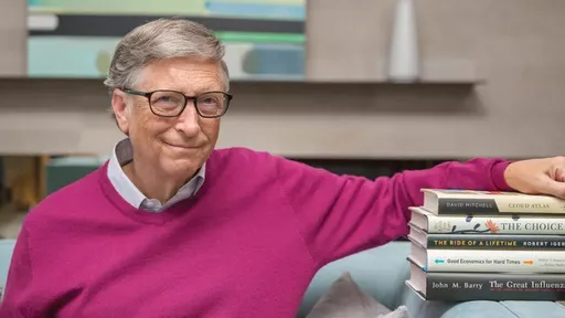 Bill Gates usa celular dobrável, mas não é o Surface Duo 2