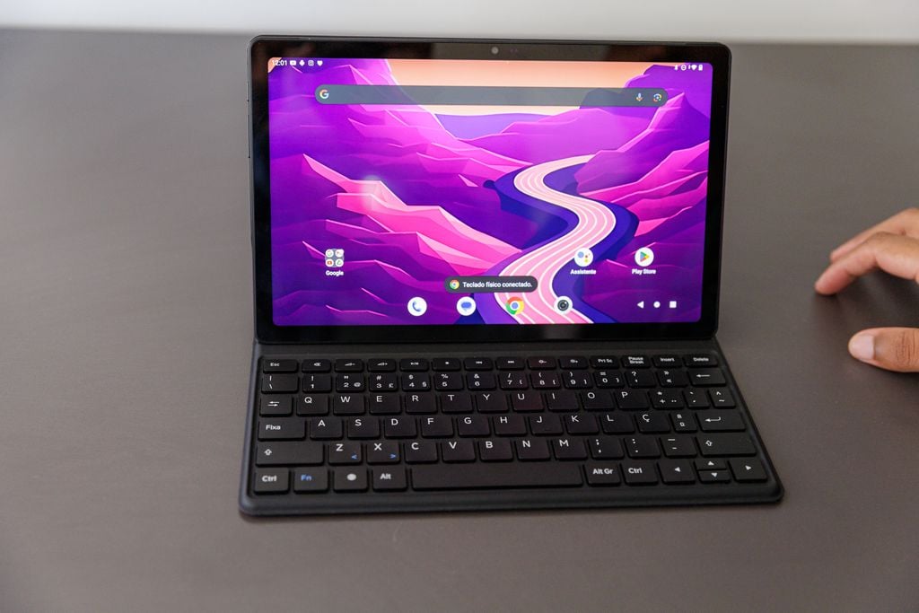 O VAIO TL10 é um tablet acessível com capa-teclado (Imagem: Ivo Meneghel Jr./Canaltech)