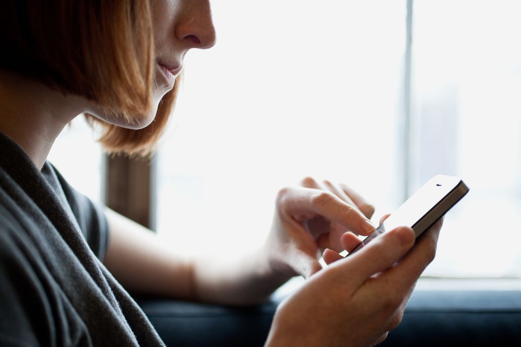 Jovem usando smartphone Jovem usando smartphone