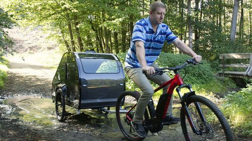 A nova moda europeia: botar um trailer em uma bike elétrica e sair por aí