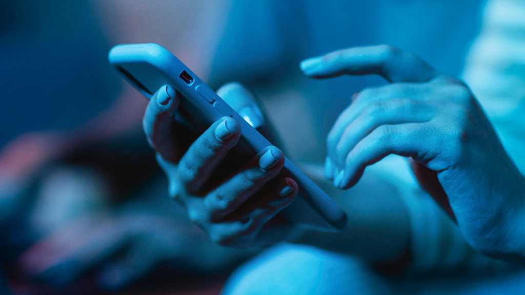 Pessoa segurando um celular