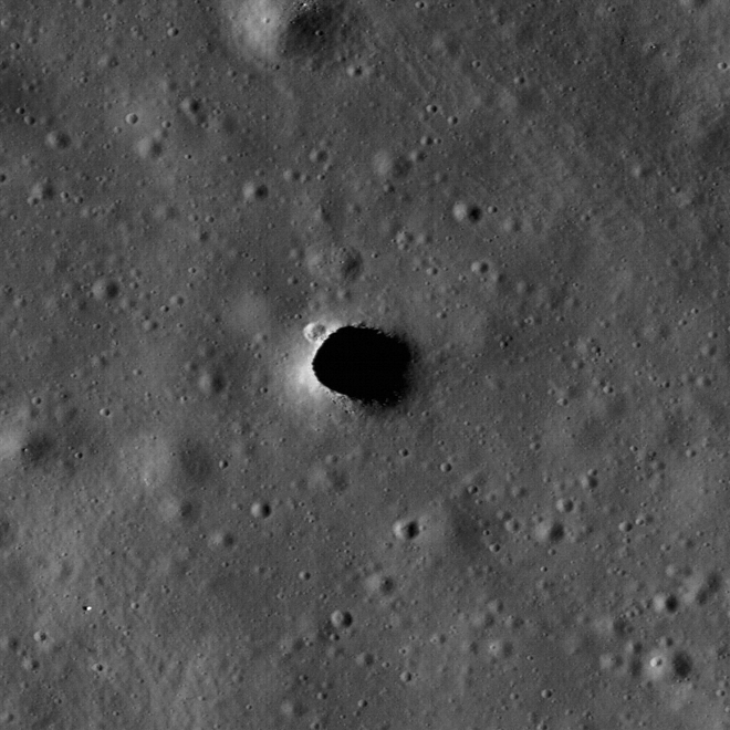 Abertura em Marius Hills, que pode ser uma claraboia sobre um tubo de lava (Imagem: Reprodução/NASA/GSFC/Arizona State University)