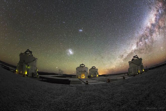 A Pequena e a Grande Nuvem de Magalhães e a Via Láctea (Foto: Miguel Claro)