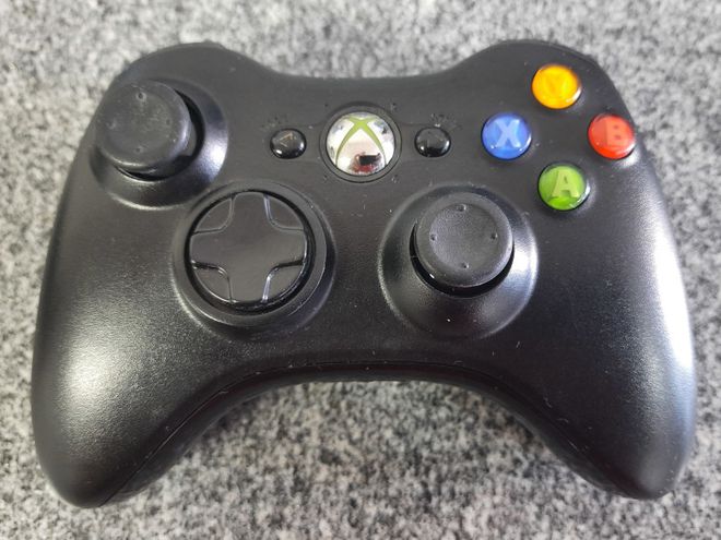 Conecte o controle do Xbox 360 ao PC através de um cabo especial (Imagem: Matheus Bigogno/Canaltech)