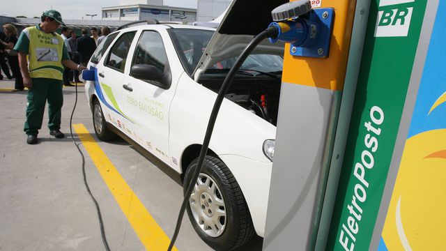 Brasil pode ganhar pontos de recarga públicos para carros elétricos