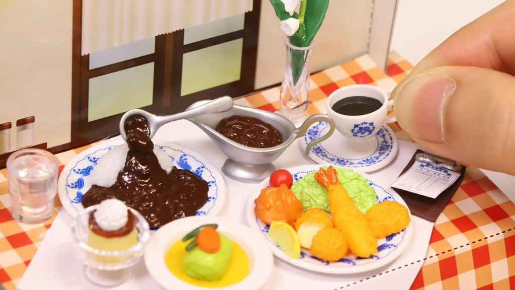 As miniaturas Re-Ment imitam itens do dia-a-dia, comidas de restaurantes e objetos como mesas e cadeiras, reproduzindo ambientes inteiros (Imagem: Re-Ment/Divulgação)