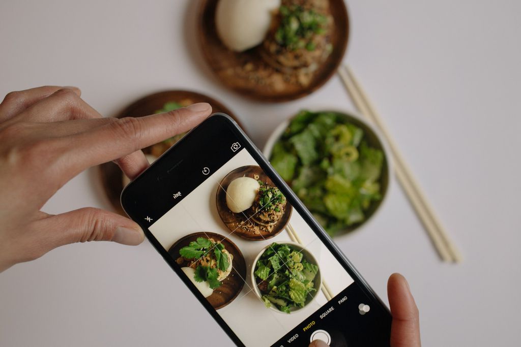 As redes sociais exercem impactos na maneira como as pessoas lidam com a gastronomia atualmente (Imagem: Charles Deluvio)