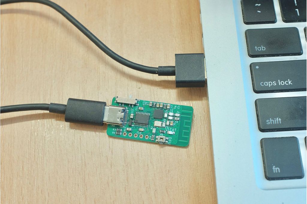 O receptor se conecta à entrada USB de um computador e pode ser ativado por meio de um atalho de teclado (Foto: Tindie)