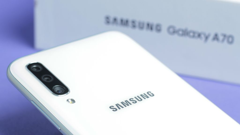 Galaxy A70 tem acabamento que mistura plástico e vidro (Foto: Canaltech)