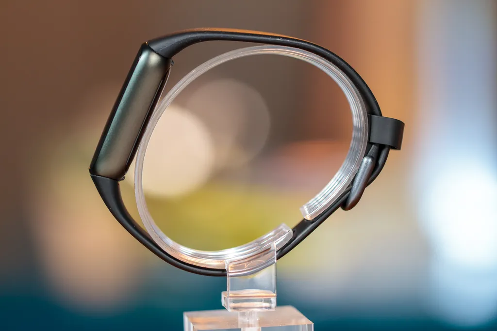 Fitbit Luxe mais barata não se destaca em nada (Imagem: Ivo Meneghel Jr./Canaltech)