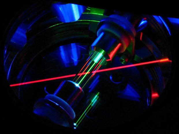 Laser interage com átomos de tório em relógio atômico do o Instituto Tecnológico da Geórgia, que tem imprecisão de um décimo de segundo a cada 14 bilhões de anos, mais que a idade atual do universo (Imagem: Reprodução/Corey Campbell/Georgia Tech)