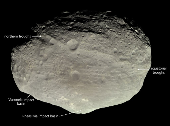 O asteroide Vesta com indicações de formações em sua estrutura (Imagem: Reprodução/NASA/JPL-Caltech)