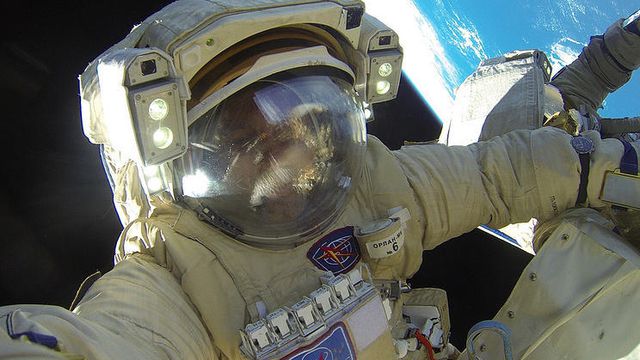 Rússia permitirá que cosmonautas tenham armas em viagens espaciais