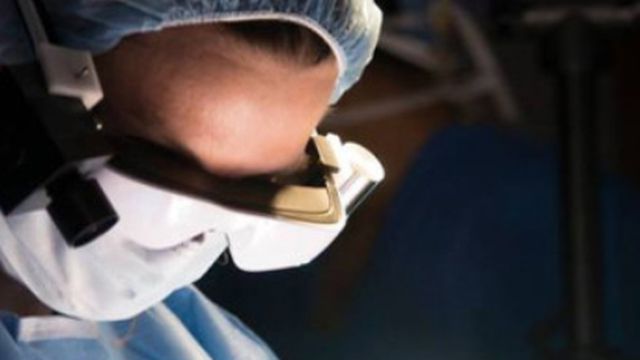 Óculos de alta tecnologia permitem que os cirurgiões 'vejam' o câncer