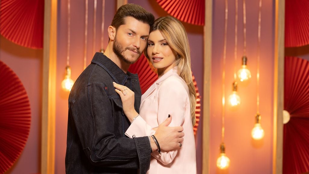 Camila Queiroz e Klebber Toledo comandarão o reencontro do reality show (Imagem: Divulgação/Netflix)