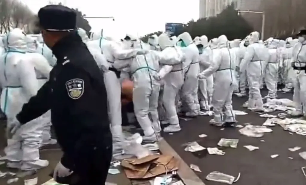 Em gravações, vemos a polícia local e seguranças da fábrica da Foxconn em Zhengzhou agredindo trabalhadores (Imagem: Reprodução/Stephen McDonell)