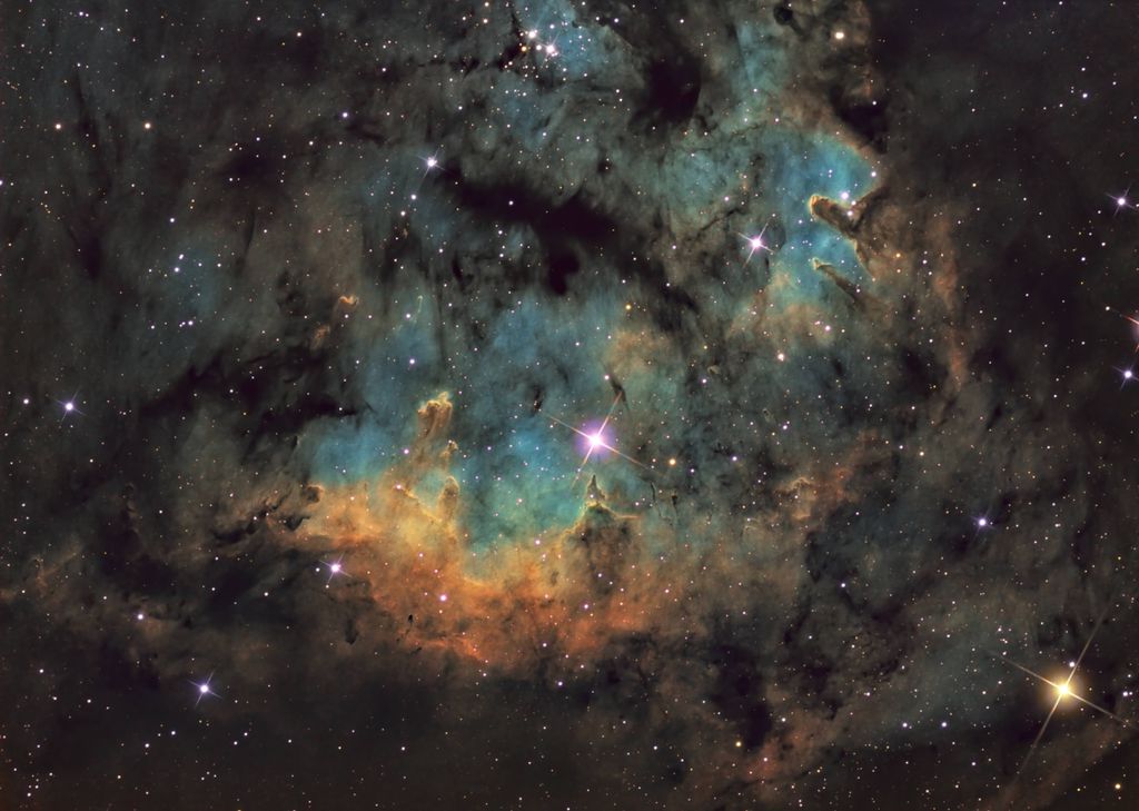 Nebulosa NGC 7822, formada por estrelas jovens e pilares de gás e poeira (Imagem: Reprodução/Mark Carter)