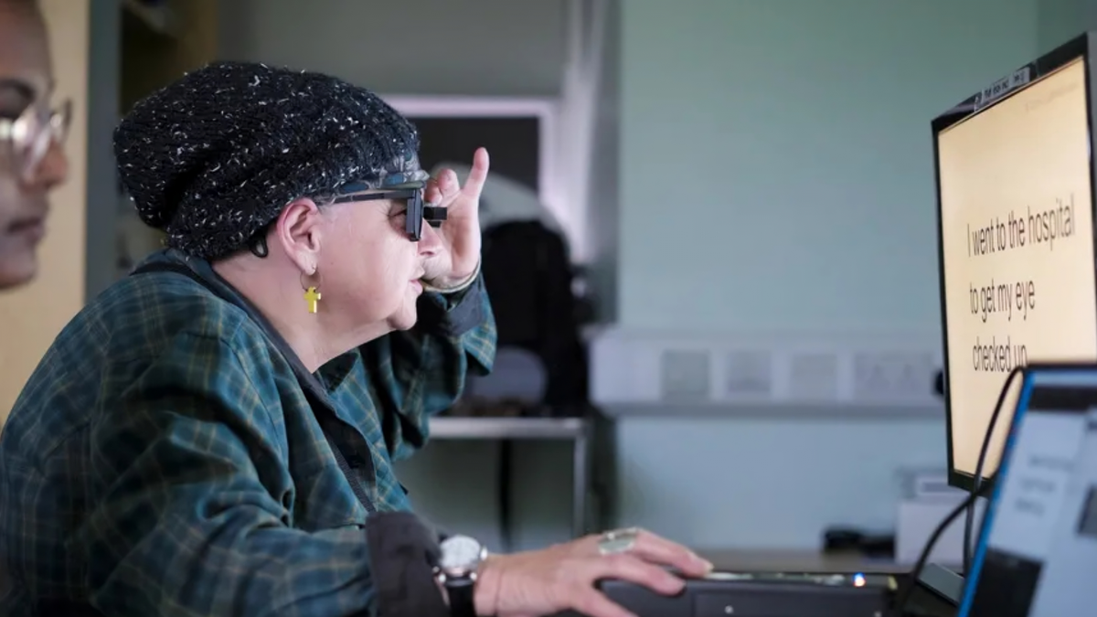Implante ocular e óculos inteligente restauram parte da visão de pacientes cegos