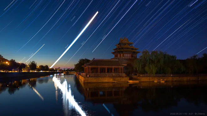 Em vez de registrar os planetas como pontos no céu, o fotógrafo preferiu destacar seu movimento. (Imagem: Zheng Zhi)